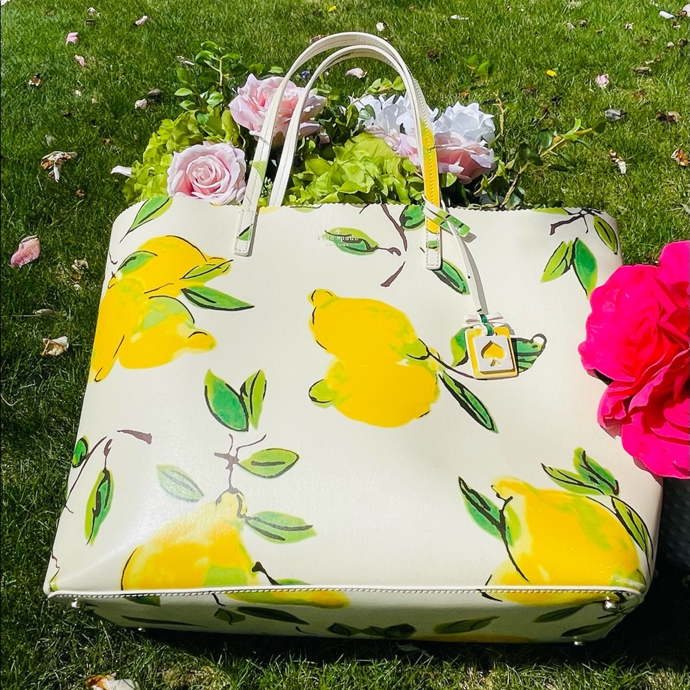This Kate Spade  Bag is just in time for Summer 🌸